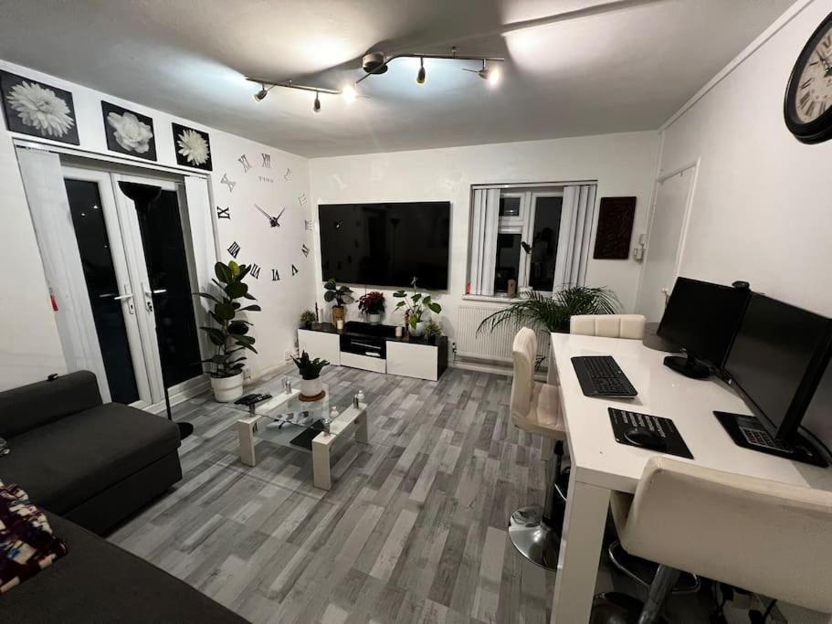 1-Bed Flat With Fast Wi-Fi In Prime Location 15Mins From Central London Exterior foto